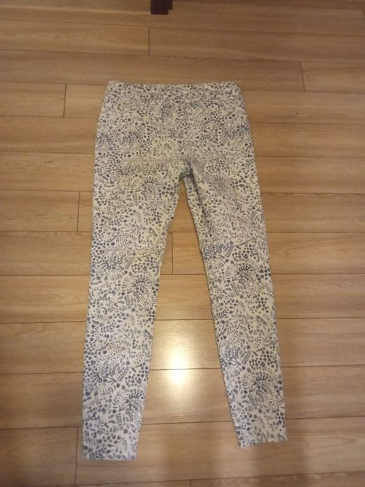 Spodnie damskie białe w niebieski wzór. 42/44