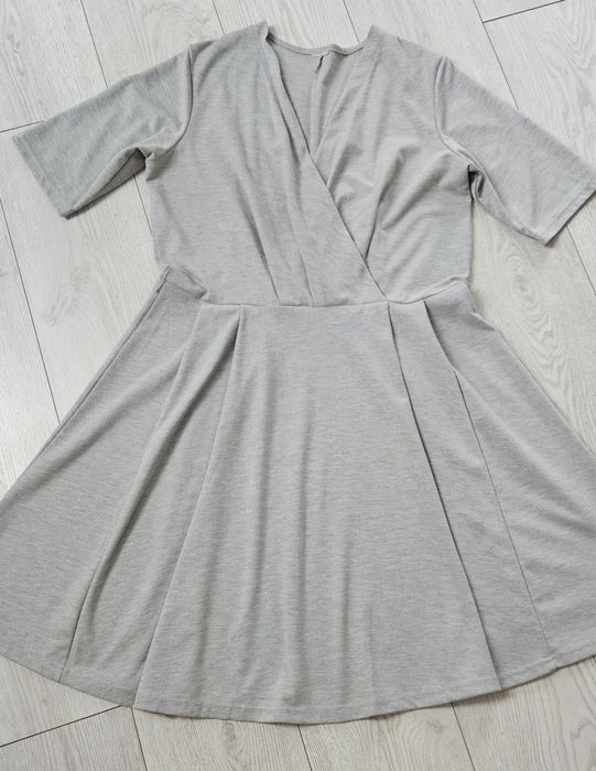 Szara sukienka, rozkloszowana, taliowana xxxl lub 44