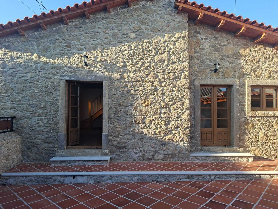 Moradia Térrea T2 Totalmente Reconstruída com Charme Rústico