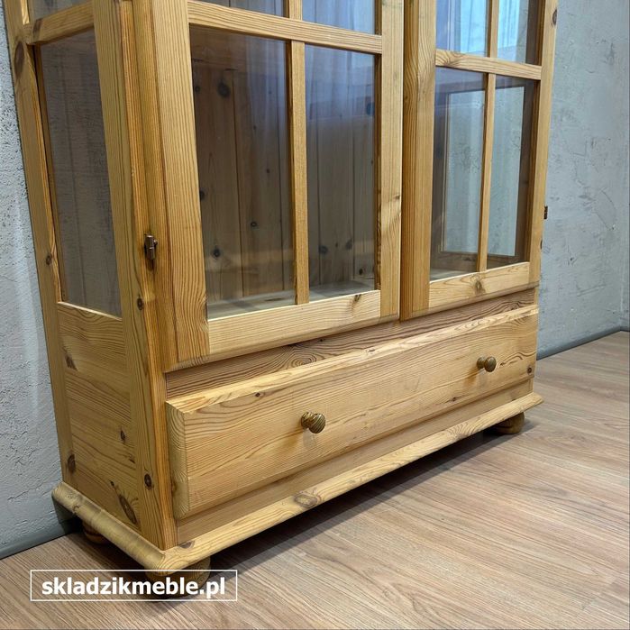 061025 Witryna sosnowa, biblioteczka, z jedną szufladą.