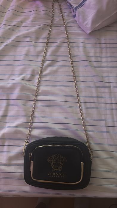 Bolsa Versace Parfums Preta com Corrente Dourada