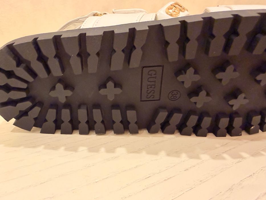 Жіночі босоніжки guess