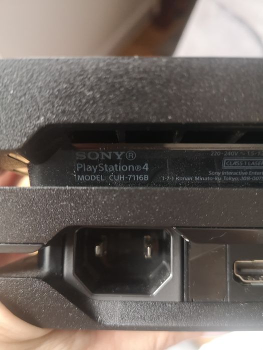 Konsola Playstation PS4 Pro 1 TB + 3 Pady ze stacją ładującą