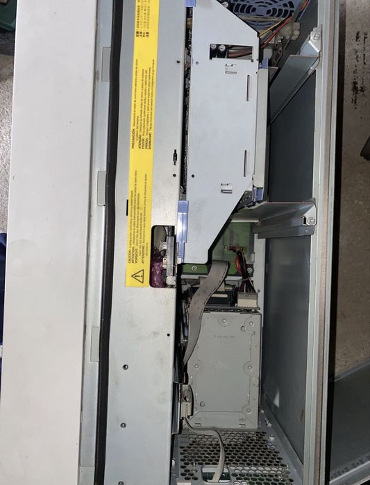 Servidor HP NetServer 3000 com monitor
