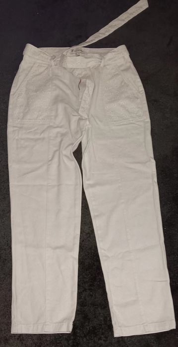 Calça branca com bordado inglês