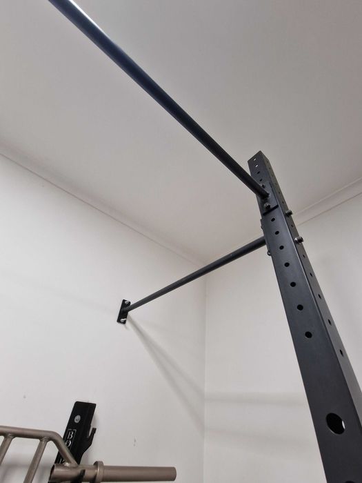 Rack de musculação AZAFIT com suporte na parede com J-Hooks + spotter arms usada em excelente estado de conservação