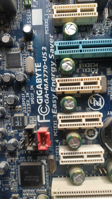 Материнская плата с процессором и оперативной памятью