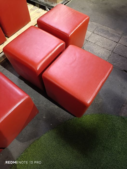 Пуфи червоного кольору