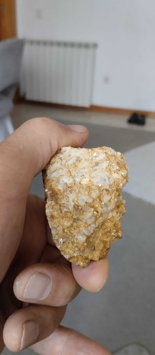 Pedra que penso conter minerais preciosos