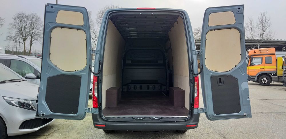 Zabudowa busa Mercedes Sprinter L3H2, zabudowa paki sklejka