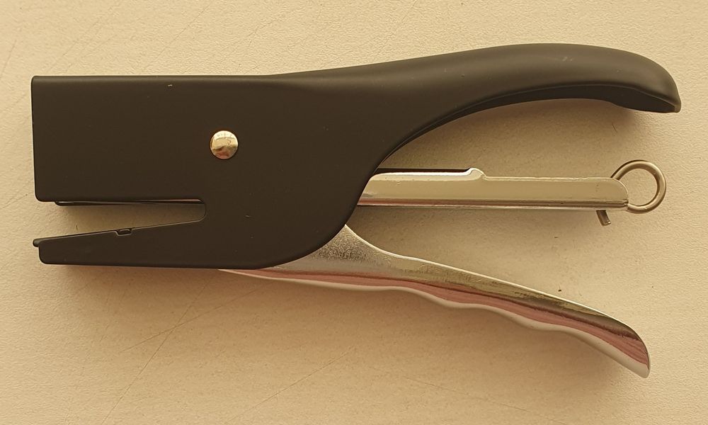 Stapler437717908074024962