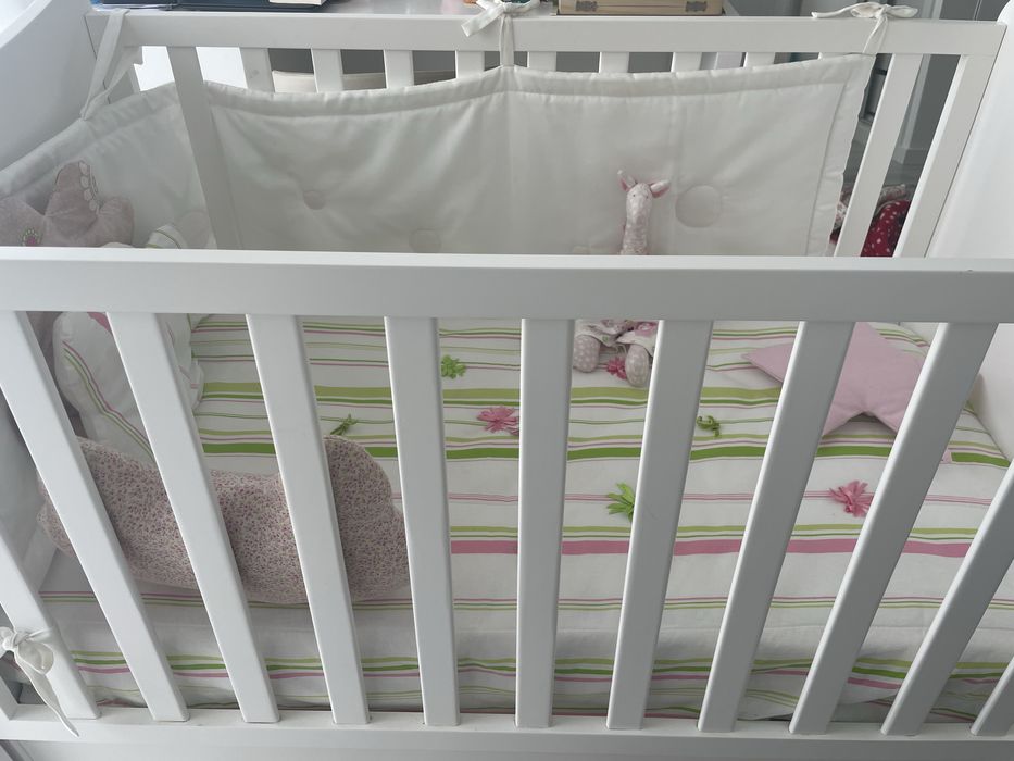 Cama bebé com colchão