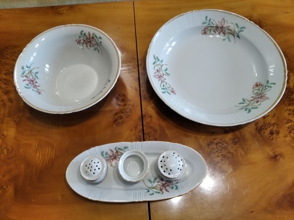 Сервиз столовый с цветочным рисунком на 6 персон, 30 предметов