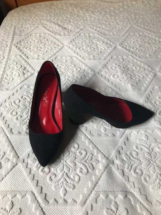 Sapatos pretos stilettos