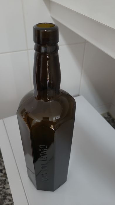 Antiga garrafa de vidro de Vinho Madeira gravada em alto relevo