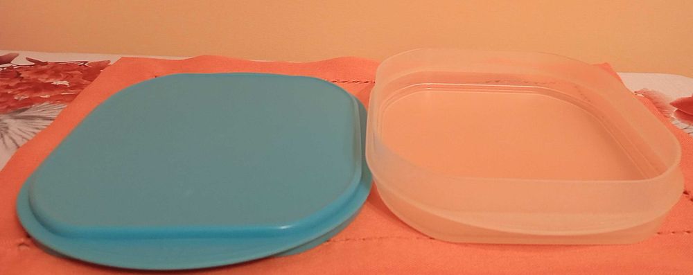 Pojemnik Tupperware do przechowywania żywności.