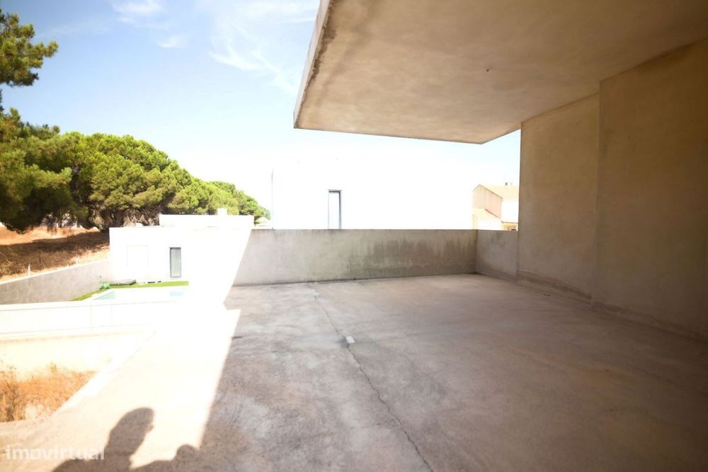 Terreno com moradia T3 (construção parada)