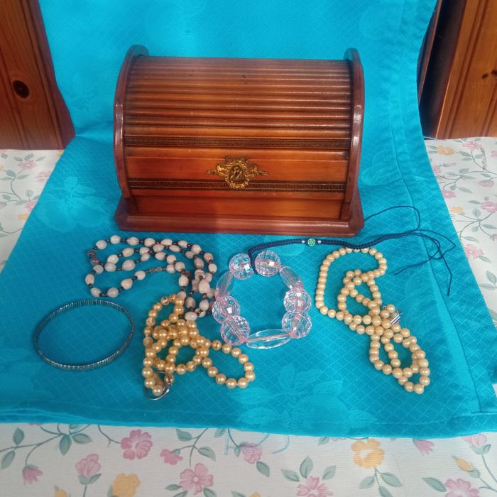 2 Caixas com bijuterias