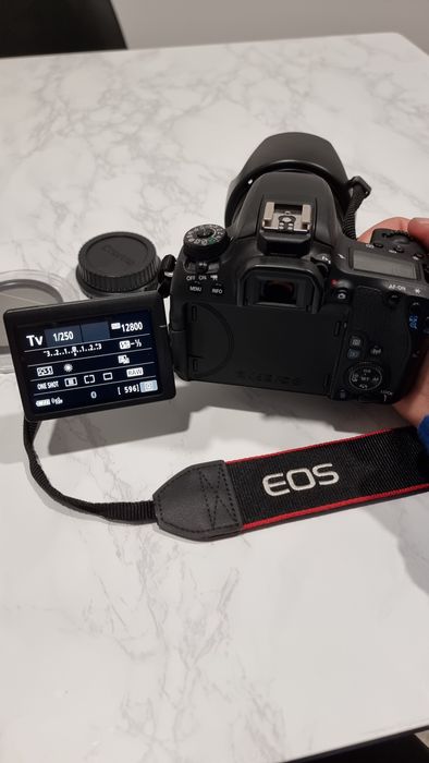 Canon EOS 77D + lente EF-S 10-18mm IS STM