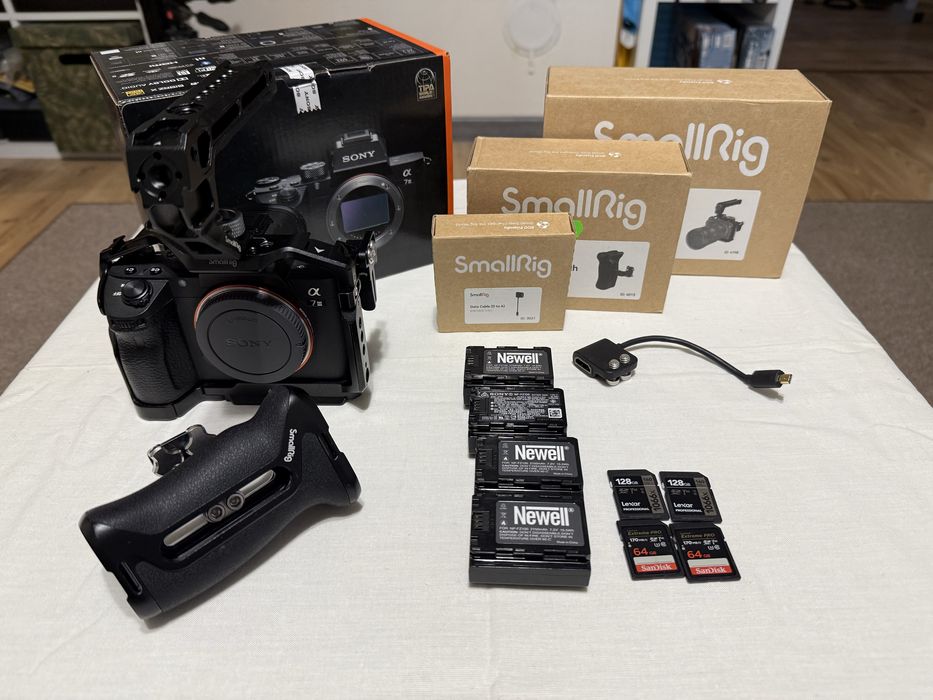 Sony A7 III•klatka•4 baterie•4 karty pamięci•rączka boczna