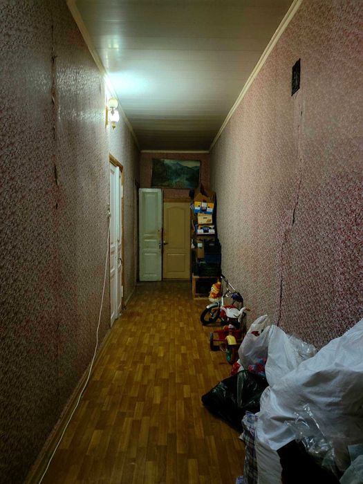 Продам 5-ком квартиру 170 м2, ул. Дмитриевская, 2 этаж, жилое сост, можно под офис)