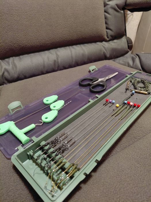 *Piórnik z przyponami + akcesoria karpiowe *