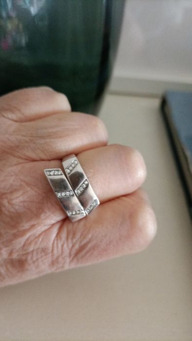 Anel de prata com contraste e zirconias.