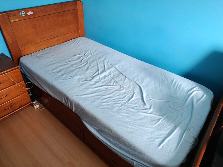 Vendo Cama Solteiro c/ colchão