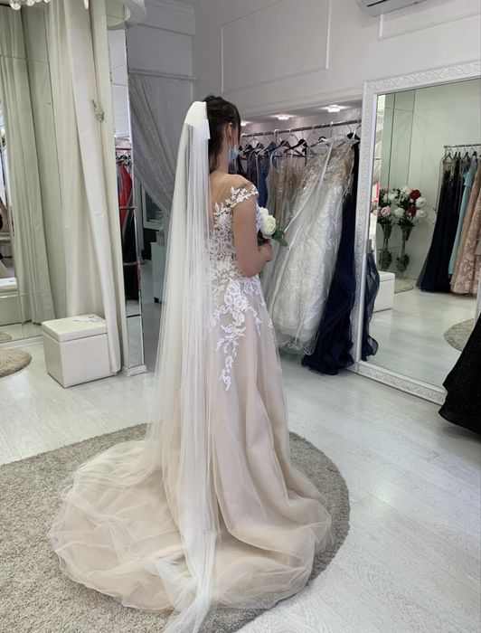 Вишукана весільна сукня