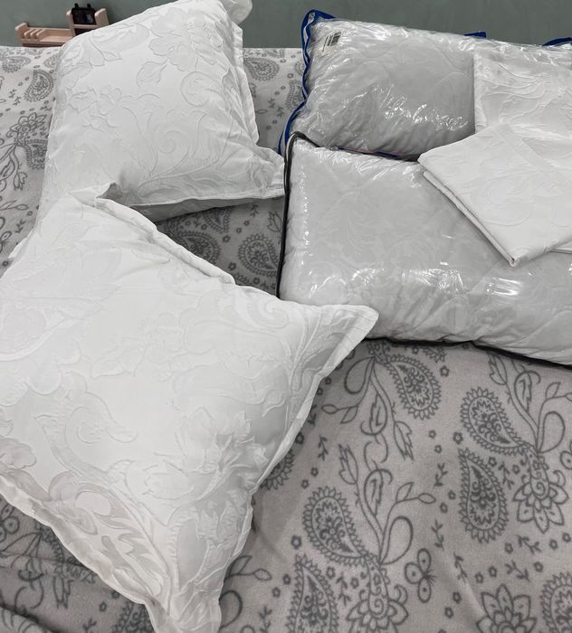 Покривало з подушками на ліжко