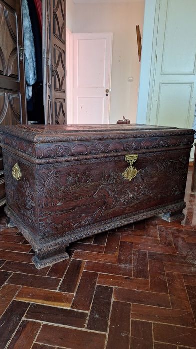 Arca em madeira entalhada