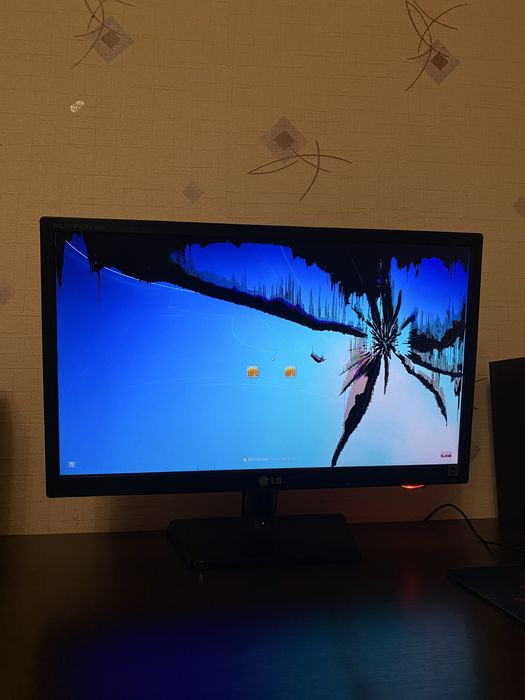 Продам монитор с разбитым экраном