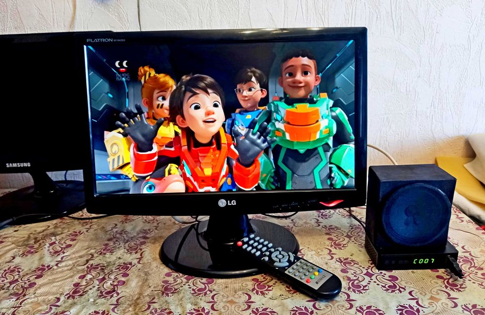 LCD телевизор 20" c Т2 рабочий.