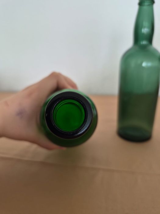 2000 garrafas de vinho em vidro verde, 0,15 cêntimos cada uma.  2000 bottles of wine in green glass, 0,15 cents each.