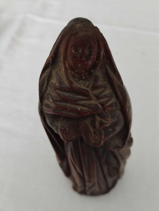 Imagem de Nossa Senhora em madeira pesada