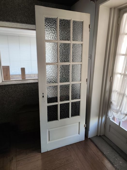 Selling solid pine doors.447123765457080320