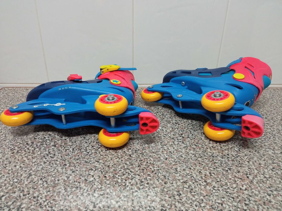 Patins para criança, com três rodas, e proteções, em muito bom estado