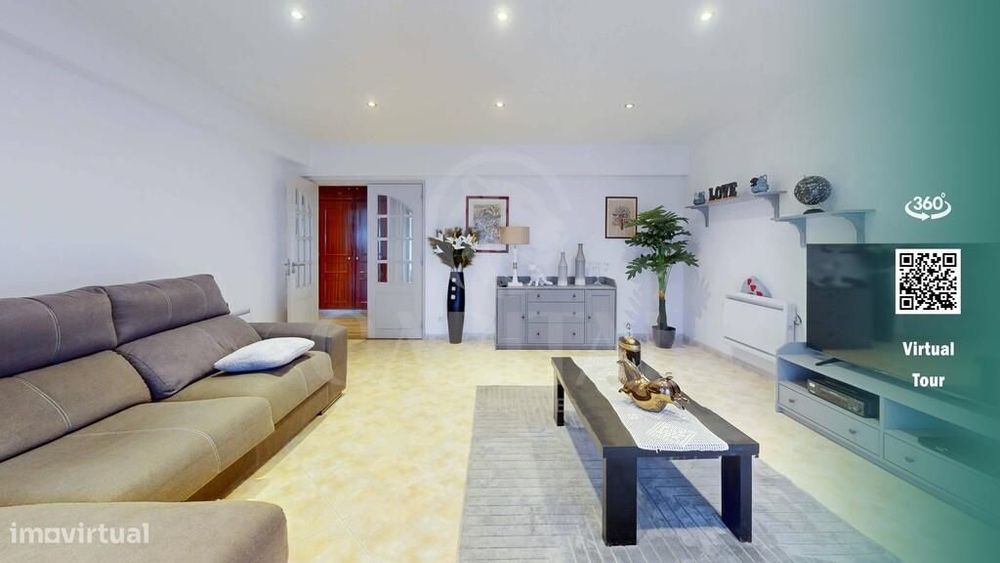 Apartamento T2 totalmente remodelado, com garagem e arrecadação, em Ca