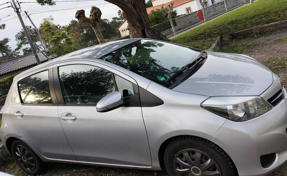 Toyota Yaris 2014 em bom estado