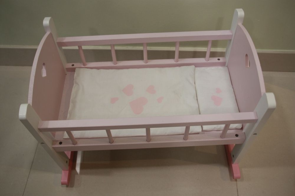Berço e carrinho de bebê de brinquedo para menina