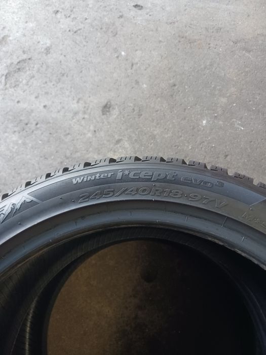 Vendo pneus semi-novos 245/40/18 Hankook
