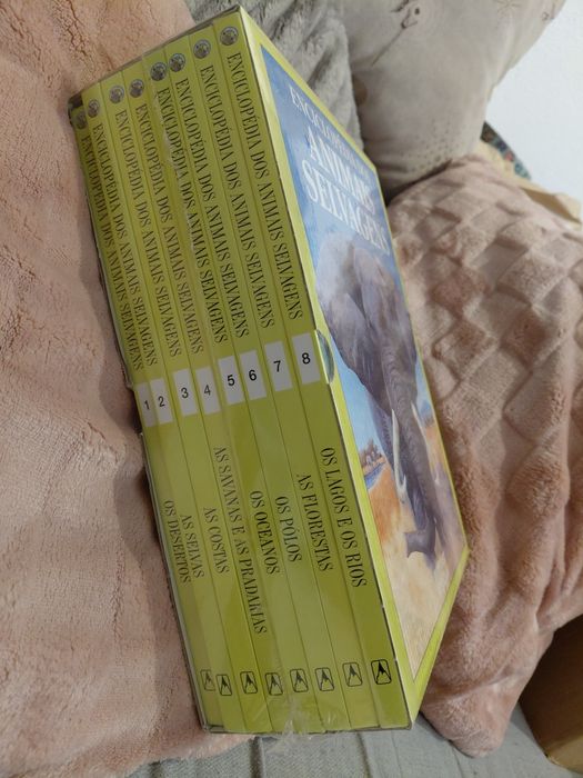 Vendo coleção completa de 8 livros NOVOS em caixa