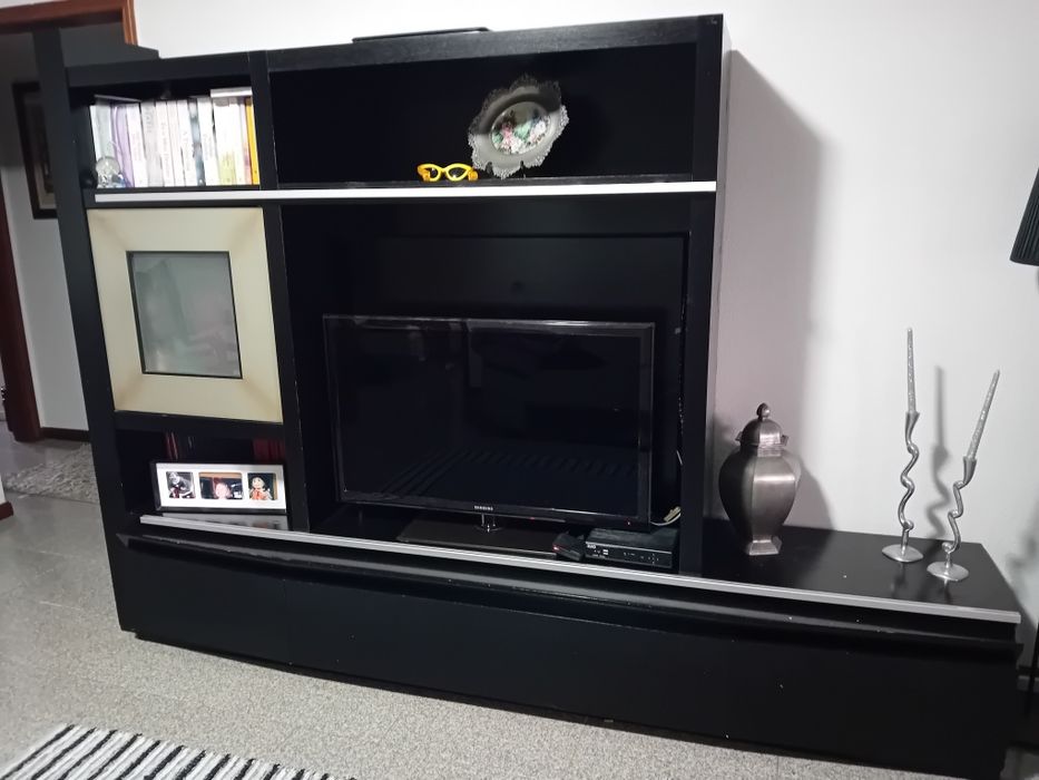 Estante preto e cinza