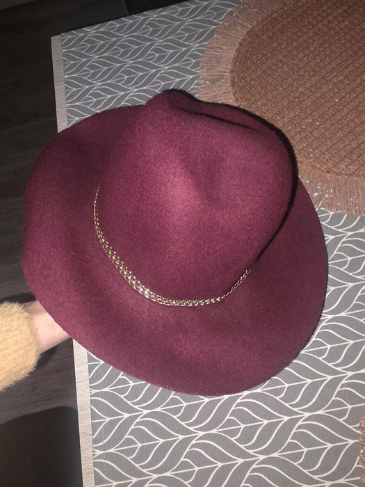 Bordowy kapelusz