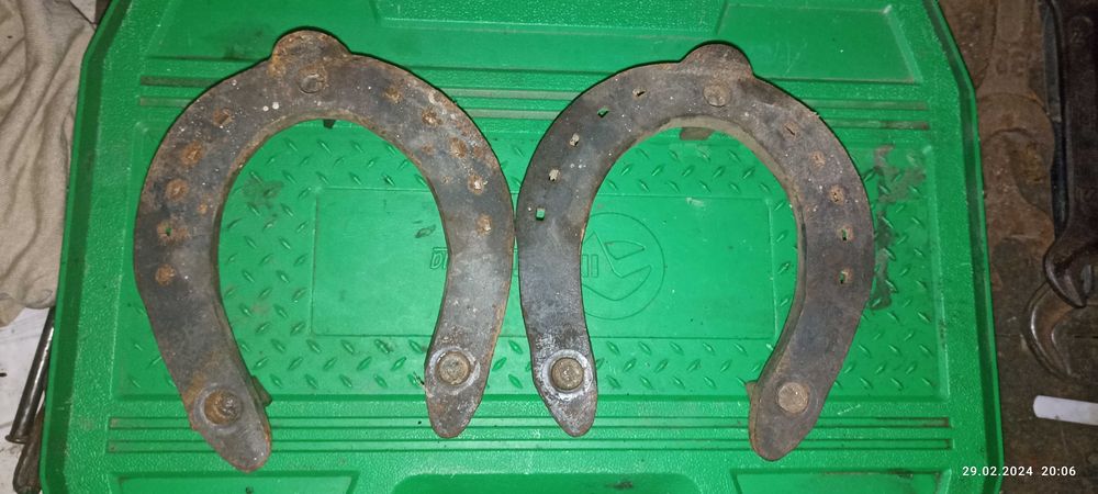 Продам пару підков з шипами