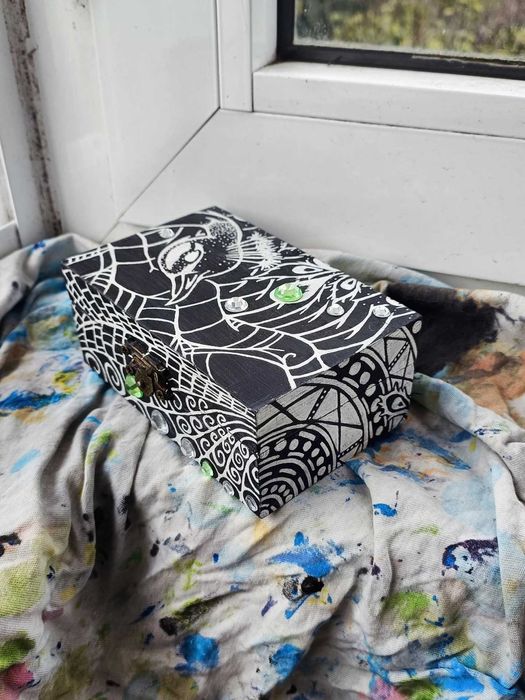 Caixa de Madeira, Pintada à mão