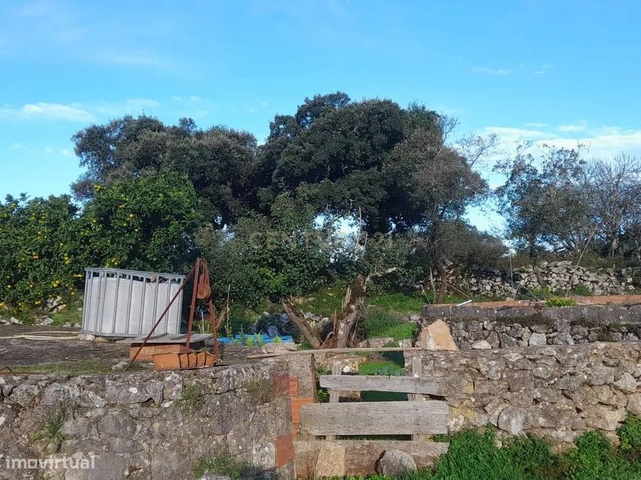 Terreno Urbano com Ruinas — Serra de Santo António, Santarém