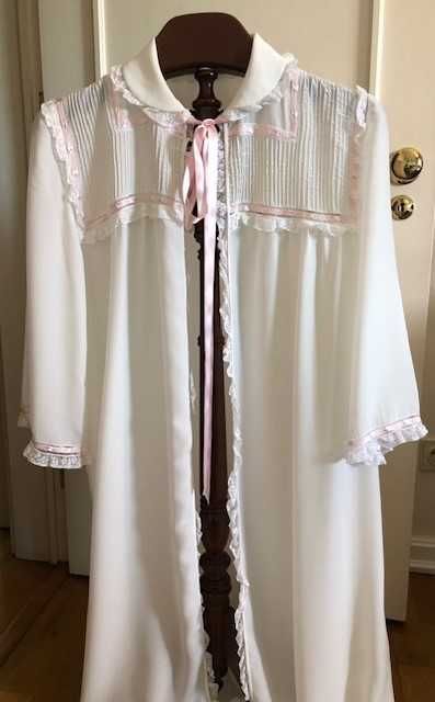 Elegante robe feminino em seda branca com detalhes  em renda