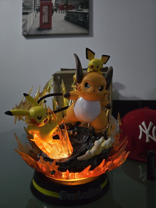Estátua evolution Pokemon Pikachu  Raichu