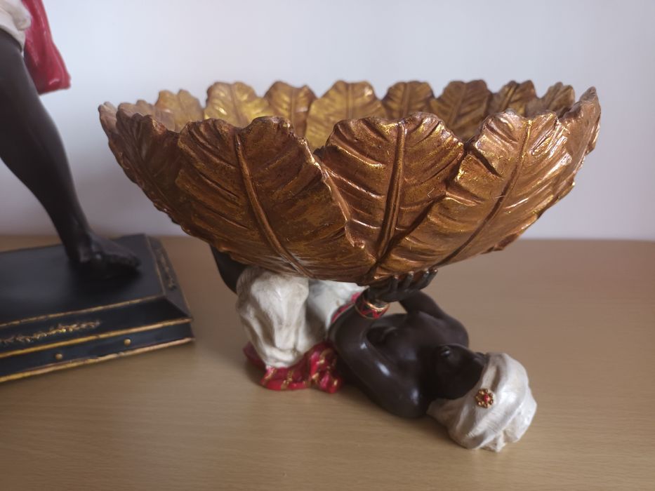 Estátua Plantador e Taça - "Days of the Raj" - "Criado Mudo"